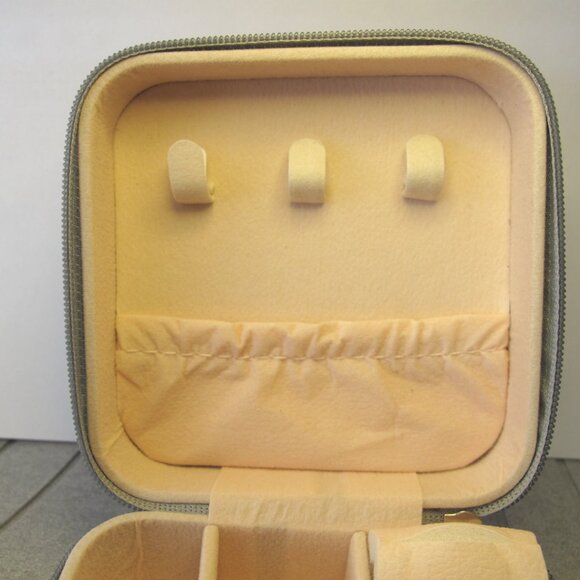🆕 Portable Travel Jewelry Gray Zippered Box 3 1/2 X 3 1/2 INCHES - Picture 6 of 6